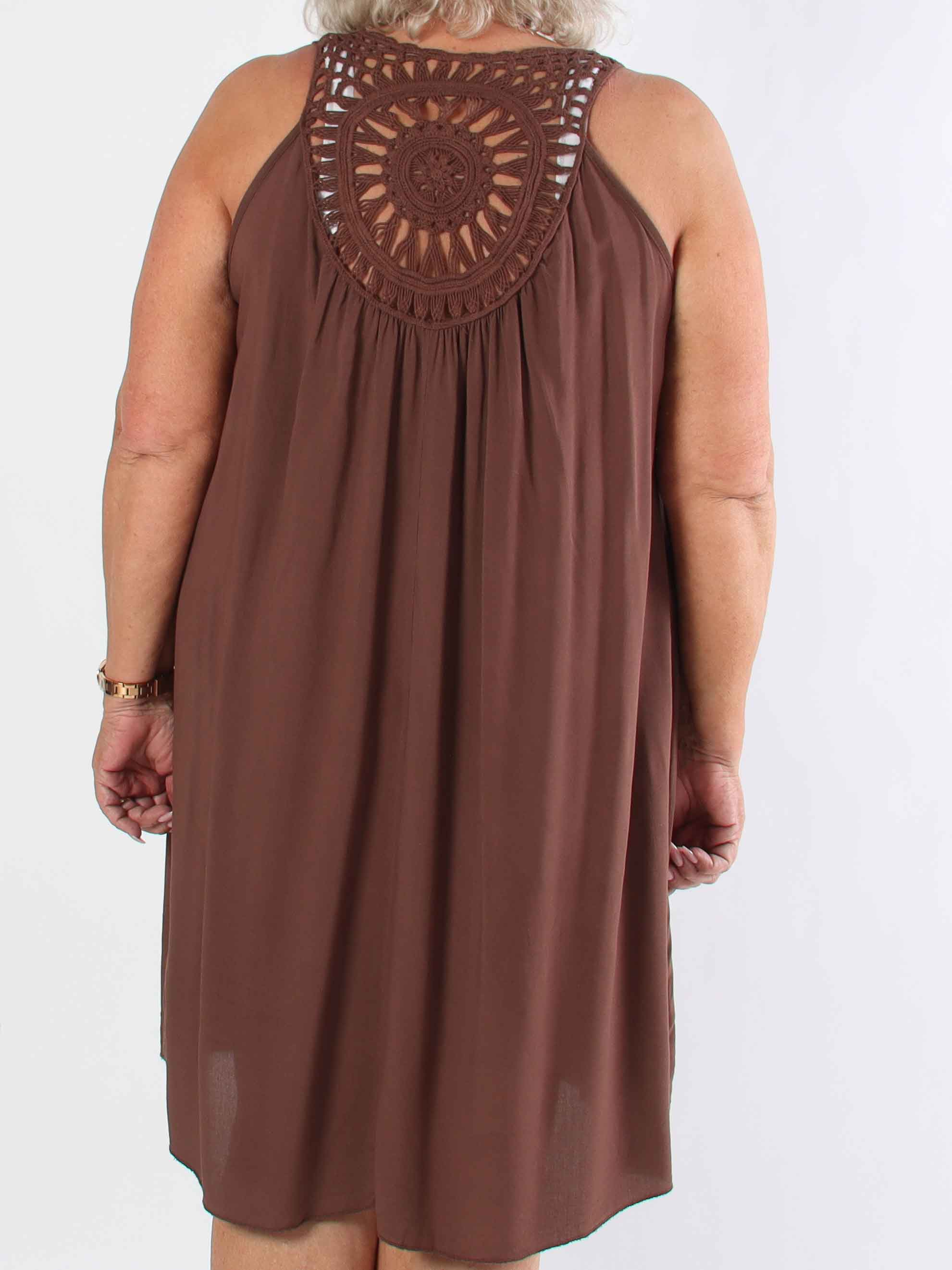 Medea - Simpel plus size sommarklänning i viskos med broderad rygg